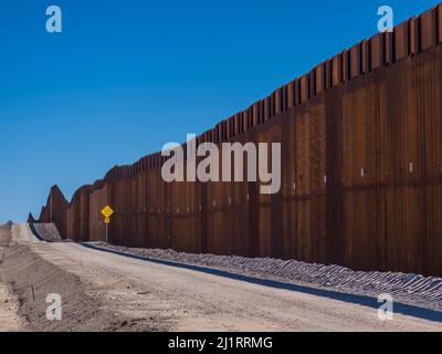 Trump's Border Wall von Quitobaquito Pond, Puerto Blanco Loop Drive, Organ Pipe Cactus National Monument, Arizona. Stockfoto