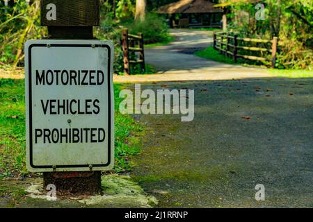 Schild, das die Einfahrt von motorisierten Fahrzeugen verhindert. Liest Motorfahrzeuge Verboten. Stockfoto