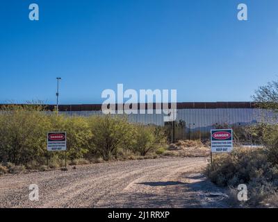 Trumps Grenzmauer in der Nähe des Gachado Line Camp, des Camino de Dos Republicas, des Organ Pipe Cactus National Monument, Arizona. Stockfoto