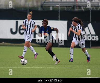 Njoyaajara von Inter während des Fußballspiels der italienischen Damenmeisterschaft Serie A TimVision zwischen dem FC Juventus und dem FC Internazionale am 27. März 2022 im Juventus Training Center in Vinovo bei Turin, Italien - Foto Nderim Kaceli / DPPI Stockfoto