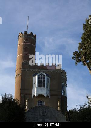 Luttrell's Tower, ein 3-stöckiger Backsteintörnel am Calshot Beach, New Forest, Hampshire, England Stockfoto