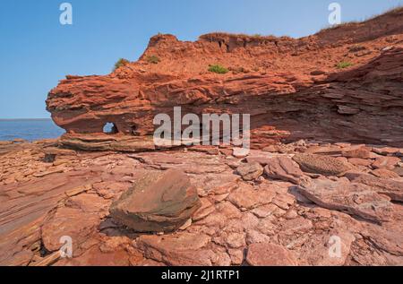 Erodierte Felsen an den Küstenklippen am Nordkap von Prince Edward Island Stockfoto