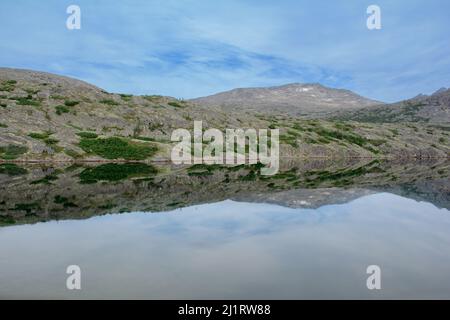 Spiegelbild von See und Berg zwischen den Zugwagen von Skagway zum White Pass auf dem Yukon Trail Stockfoto