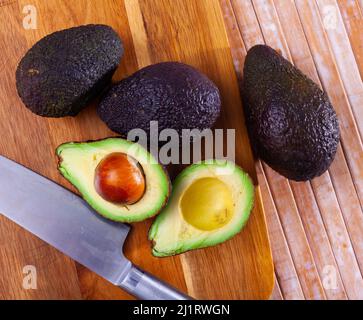 Avocados auf Holzbrett Stockfoto