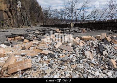 Nach dem Hurrikan, tropischer Sturm Ida - beschädigte Bürgersteig auf Dyckman Hill Road, Englewood Cliffs Eingang zum Palisades Interstate Park, NJ Stockfoto