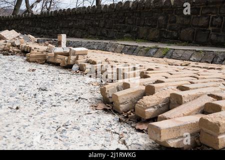 Nach dem Hurrikan, tropischer Sturm Ida - beschädigte Bürgersteig auf Dyckman Hill Road, Englewood Cliffs Eingang zum Palisades Interstate Park, NJ Stockfoto