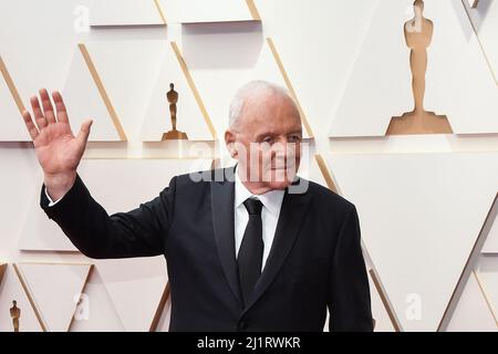 Los Angeles, USA. 27. März 2022. Sir Anthony Hopkins beim Spaziergang auf dem roten Teppich bei den Academy Awards 94., die am 27. März 2022 im Dolby Theater in Hollywood, CA, verliehen wurden. (Foto: Sthanlee B. Mirador/Sipa USA) Quelle: SIPA USA/Alamy Live News Stockfoto