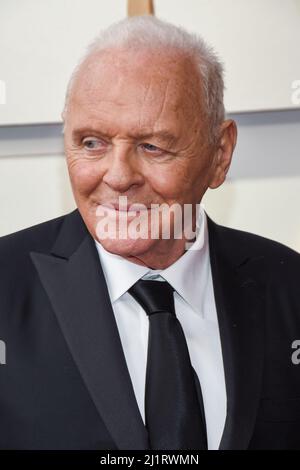 Los Angeles, USA. 27. März 2022. Sir Anthony Hopkins beim Spaziergang auf dem roten Teppich bei den Academy Awards 94., die am 27. März 2022 im Dolby Theater in Hollywood, CA, verliehen wurden. (Foto: Sthanlee B. Mirador/Sipa USA) Quelle: SIPA USA/Alamy Live News Stockfoto