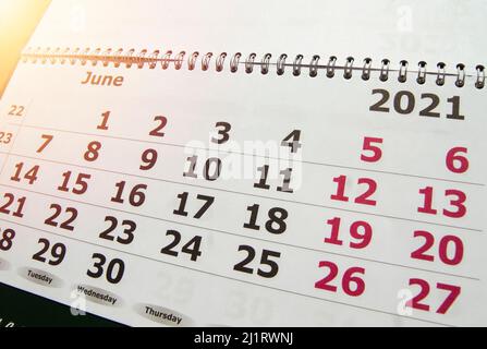 Kalender für den Monat Juni 2021, Wandkalender mit einer Spirale auf dem Hintergrund des Sonnenlichts, leuchten auf. Stockfoto