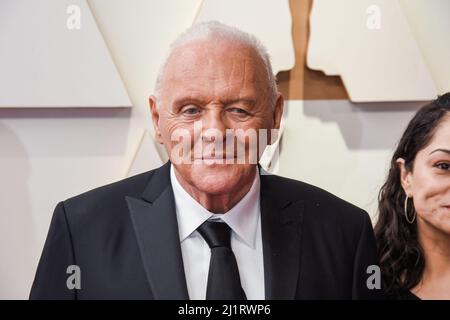 Los Angeles, USA. 27. März 2022. Sir Anthony Hopkins beim Spaziergang auf dem roten Teppich bei den Academy Awards 94., die am 27. März 2022 im Dolby Theater in Hollywood, CA, verliehen wurden. (Foto: Sthanlee B. Mirador/Sipa USA) Quelle: SIPA USA/Alamy Live News Stockfoto