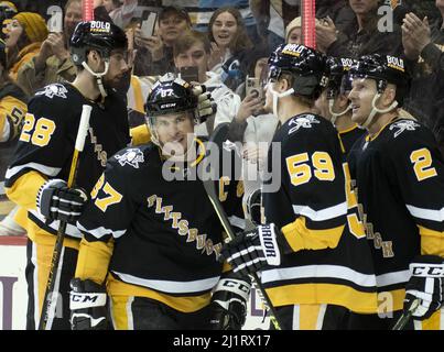 Pittsburgh, Usa. 27. März 2022. Pittsburgh Penguins Center Sidney Crosby (87) feiert sein Tor in der zweiten Periode gegen die Detroit Red Wings in der PPG Paints Arena in Pittsburgh am Sonntag, den 27. März 2022. Foto von Archie Corper/UPI Credit: UPI/Alamy Live News Stockfoto