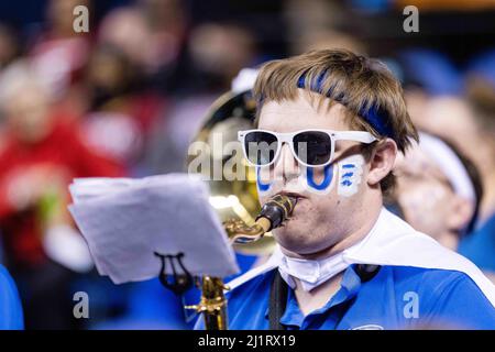 Greensboro, NC, USA. 27. März 2022. Creighton Bluejays Bandmitglied spielt vor dem Start des NCAA Women's Basketball Tournament 2022 im Greensboro Coliseum in Greensboro, NC. (Scott Kinser/ACC). Kredit: csm/Alamy Live Nachrichten Stockfoto