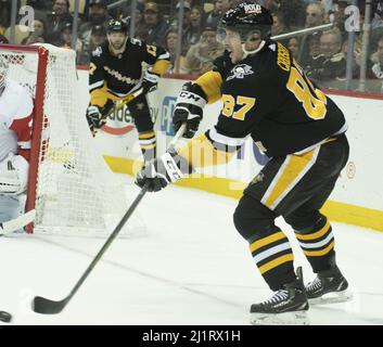 Pittsburgh, Usa. 27. März 2022. Pittsburgh Penguins Center Sidney Crosby (87) führt den Puck während der zweiten Periode gegen die Detroit Red Wings in der PPG Paints Arena in Pittsburgh am Sonntag, den 27. März 2022, zurück in die Mitte. Foto von Archie Corper/UPI Credit: UPI/Alamy Live News Stockfoto