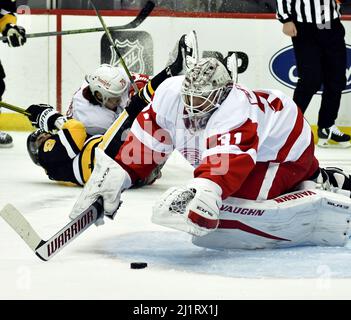 Pittsburgh, Usa. 27. März 2022. Detroit Red Wings Torhüter Calvin Pickard (31) taucht in der zweiten Periode gegen die Pittsburgh Penguins in der PPG Paints Arena in Pittsburgh am Sonntag, den 27. März 2022, um die Rettung. Foto von Archie Corper/UPI Credit: UPI/Alamy Live News Stockfoto