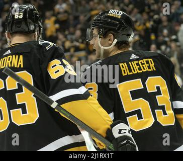 Pittsburgh, Usa. 27. März 2022. Pittsburgh Penguins Center Teddy Blueger (53) feiert sein Tor in der ersten Periode gegen die Detroit Red Wings in der PPG Paints Arena in Pittsburgh am Sonntag, den 27. März 2022. Foto von Archie Corper/UPI Credit: UPI/Alamy Live News Stockfoto