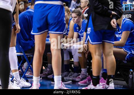 Greensboro, NC, USA. 27. März 2022. Die Creighton Bluejays-Wache Lauren Jensen (15) lauscht während einer Zeitüberschreitung im ersten Quartal des NCAA Women's Basketball Tournament 2022 im Greensboro Coliseum in Greensboro, NC. (Scott Kinser/ACC). Kredit: csm/Alamy Live Nachrichten Stockfoto