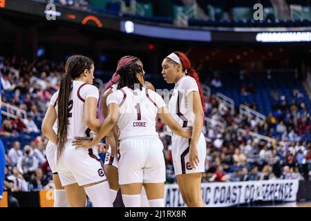 Greensboro, NC, USA. 27. März 2022. Im ersten Quartal des NCAA Women's Basketball Tournament 2022 im Greensboro Coliseum in Greensboro, NC, spielen South Carolina Gamecocks. (Scott Kinser/ACC). Kredit: csm/Alamy Live Nachrichten Stockfoto