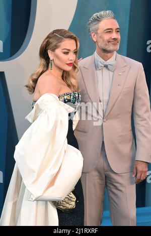 Taika Waititi und Rita Ora nahmen an der Vanity Fair Oscar Party im Wallis Annenberg Center for the Performing Arts in Beverly Hills, Los Angeles, Kalifornien, USA Teil. Bilddatum: Sonntag, 27. März 2022. Stockfoto