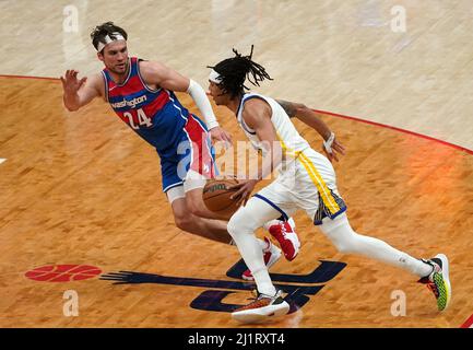 Washington, USA. 27. März 2022. WASHINGTON, DC - 27. MÄRZ: Washington Wizards Forward Corey Kispert (24) bewegt sich, die Garde der Golden State Warriors Damion Lee (1) während eines NBA-Spiels zwischen den Washington Wizards und den Golden State Warriors am 27. März 2022 in der Capital One Arena in Washington, DC abzuschneiden. (Foto von Tony Quinn/SipaUSA) Quelle: SIPA USA/Alamy Live News Stockfoto