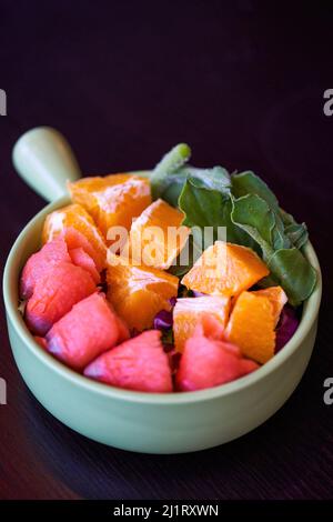 Köstlicher und appetitlicher westlicher Salat, Salat aus geräuchertem Lachs und Obst Stockfoto