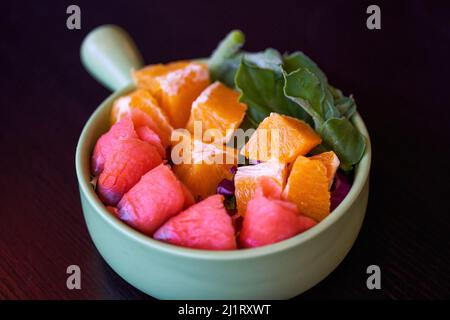 Köstlicher und appetitlicher westlicher Salat, Salat aus geräuchertem Lachs und Obst Stockfoto