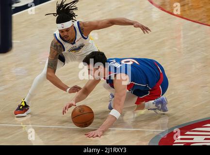 Washington, USA. 27. März 2022. WASHINGTON, DC - 27. MÄRZ: Washington Wizards Forward Deni Avdija (9) und der Wächter der Golden State Warriors Damion Lee (1) treffen sich am 27. März 2022 während eines NBA-Spiels zwischen den Washington Wizards und den Golden State Warriors in der Capital One Arena in Washington, DC, auf dem Boden. (Foto von Tony Quinn/SipaUSA) Quelle: SIPA USA/Alamy Live News Stockfoto