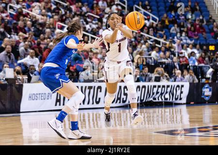 Greensboro, NC, USA. 27. März 2022. Creighton Bluejays Wache Lauren Jensen (15) wacht während des ersten Quartals des NCAA Women's Basketball Tournaments 2022 im Greensboro Coliseum in Greensboro, NC, über die South Carolina Gamecocks Wache Zia Cooke (1). (Scott Kinser/ACC). Kredit: csm/Alamy Live Nachrichten Stockfoto