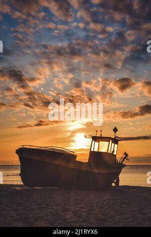 Schöner Morgenblick an der polnischen Küste in Gdynia. Schiff auf einem Sandstrand am Morgen. Stockfoto