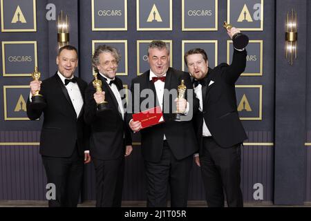 Los Angeles, Usa. 27. März 2022. Paul Lambert, Tristan Myles, Brian Connor und Gerd Nefzer, Gewinner der besten visuellen Effekte für „Dune“, erscheinen mit ihrem Oscar während der jährlichen Academy Awards 94. im Loews Hollywood Hotel in der Hollywood-Sektion von Los Angeles, Kalifornien, am Sonntag, den 27. März 2022. Foto von John Angelillo/UPI Credit: UPI/Alamy Live News Stockfoto