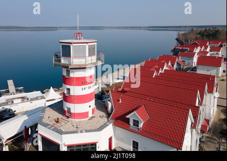Elsterheide, Deutschland. 25. März 2022. Das Lighthouse Hotel am Geierswalder See. Am 2. April 2022 feiert der Tourismusverband Lausitzer Seenland sein 10.-jähriges Bestehen. (Luftaufnahme mit einer Drohne) Quelle: Sebastian Kahnert/dpa-Zentralbild/dpa/Alamy Live News Stockfoto