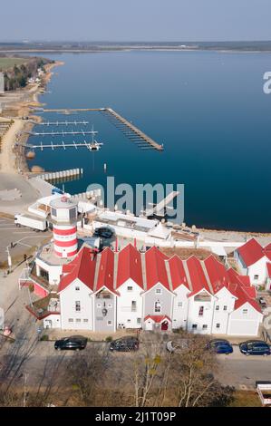 Elsterheide, Deutschland. 25. März 2022. Das Lighthouse Hotel am Geierswalder See. Am 2. April 2022 feiert der Tourismusverband Lausitzer Seenland sein 10.-jähriges Bestehen. (Luftaufnahme mit einer Drohne) Quelle: Sebastian Kahnert/dpa-Zentralbild/dpa/Alamy Live News Stockfoto