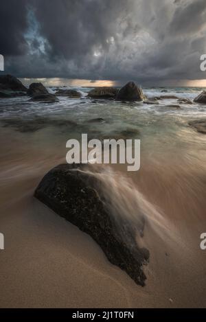 Ein großer, einziger Regenguss vor der Nordwestküste von Aruba am Morgen von Westpunt Beach. Stockfoto