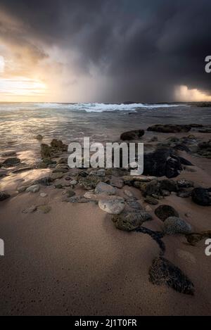 Ein großer, einziger Regenguss vor der Nordwestküste von Aruba am Morgen von Westpunt Beach. Stockfoto