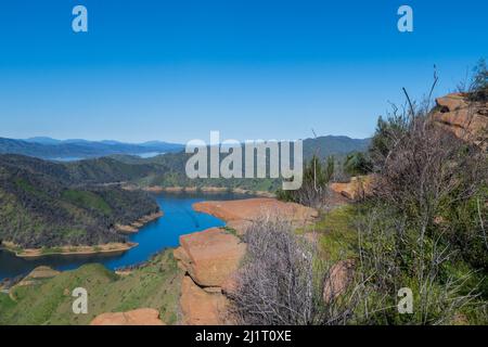 Luftaufnahme des Lake Berryessa vom Blue Ridge Trail, Stebbins Cold Canyon, an einem sonnigen Tag im Jahr 2022, mit den umliegenden blauen Eichenwäldern und Stockfoto