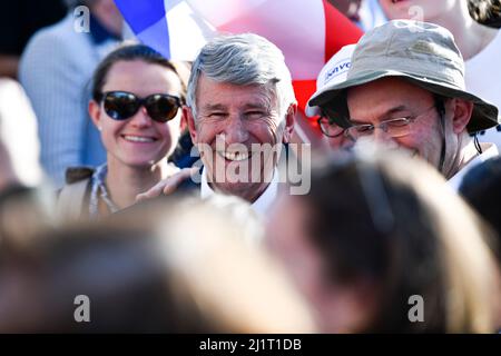 Paris, Frankreich. 27. März 2022. Philippe de Villiers während der Wahlkampfveranstaltung (Kundgebung) des rechtsextremen Parteiführers „Reconquete“ und des französischen Präsidentschaftskandidaten Eric Zemmour am 27. März 2022 auf dem Trocadero-Platz in Paris, Frankreich. Die französischen Wähler kommen im April 2022 zur Wahl der Präsidentschaftswahlen. Kredit: Victor Joly/Alamy Live Nachrichten Stockfoto