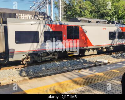 SOTSCHI, RUSSLAND - 11. JUNI 2021: Die Lokomotive der russischen Eisenbahn am Bahnhof in Sotschi. Stockfoto