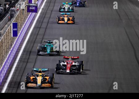 Dschidda, Saudi-Arabien. 28. März 2022. Die Fahrer treten am 27. März 2022 beim Großen Preis von Saudi-Arabien 2022 auf dem Jeddah Corniche Circuit in Jeddah, Saudi-Arabien, an. (DPPI/Handout via Xinhua) Quelle: Xinhua/Alamy Live News Stockfoto