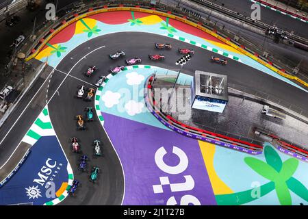 Dschidda, Saudi-Arabien. 28. März 2022. Die Fahrer treten am 27. März 2022 beim Großen Preis von Saudi-Arabien 2022 auf dem Jeddah Corniche Circuit in Jeddah, Saudi-Arabien, an. (DPPI/Handout via Xinhua) Quelle: Xinhua/Alamy Live News Stockfoto