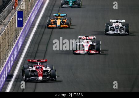 Dschidda, Saudi-Arabien. 28. März 2022. Die Fahrer treten am 27. März 2022 beim Großen Preis von Saudi-Arabien 2022 auf dem Jeddah Corniche Circuit in Jeddah, Saudi-Arabien, an. (DPPI/Handout via Xinhua) Quelle: Xinhua/Alamy Live News Stockfoto