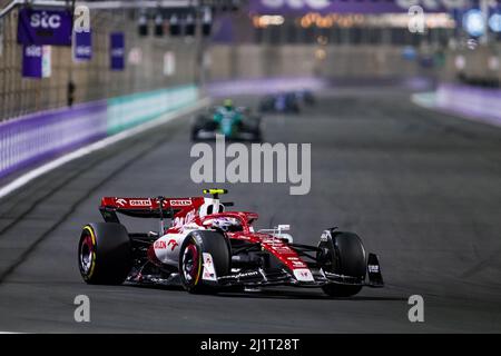 Dschidda, Saudi-Arabien. 28. März 2022. Der chinesische Fahrer Zhou Guanyu von Alfa Romeo tritt am 27. März 2022 beim Großen Preis von Saudi-Arabien 2022 auf dem Kurs von Jeddah Corniche in Jeddah, Saudi-Arabien, an. (DPPI/Handout via Xinhua) Quelle: Xinhua/Alamy Live News Stockfoto