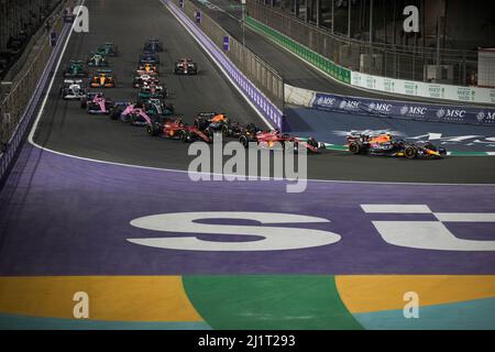 Dschidda, Saudi-Arabien. 28. März 2022. Die Fahrer treten am 27. März 2022 beim Großen Preis von Saudi-Arabien 2022 auf dem Jeddah Corniche Circuit in Jeddah, Saudi-Arabien, an. (Saudi Ministry of Media/Handout via Xinhua) Quelle: Xinhua/Alamy Live News Stockfoto