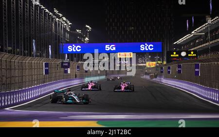 Dschidda, Saudi-Arabien. 28. März 2022. Die Fahrer treten am 27. März 2022 beim Großen Preis von Saudi-Arabien 2022 auf dem Jeddah Corniche Circuit in Jeddah, Saudi-Arabien, an. (Saudi Ministry of Media/Handout via Xinhua) Quelle: Xinhua/Alamy Live News Stockfoto