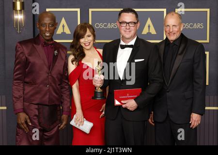 Los Angeles, Usa. 27. März 2022. Greig Fraser, Gewinner der besten Kinematographie für „Dune“, tritt mit seinem Oscar bei den jährlichen Academy Awards 94. im Loews Hollywood Hotel im Hollywood-Bereich von Los Angeles, Kalifornien, am Sonntag, den 27. März 2022, hinter die Bühne. Wesley Snipes, Rosie Perez und Woody Harrelson, auf beiden Seiten von Fraser, überreichten die Auszeichnung. Foto von John Angelillo/UPI Credit: UPI/Alamy Live News Stockfoto