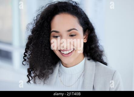 Ich hoffe, diese Idee funktioniert. Aufnahme einer jungen Geschäftsfrau in ihrem Büro. Stockfoto