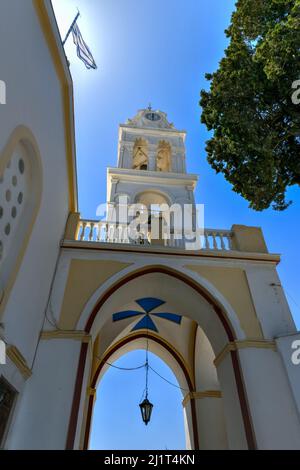 Blick auf die blaue Kuppel und den Glockenturm mit Uhr der Panagia-Ton-Eisodion-Kirche im traditionellen Dorf Megalochori. Stockfoto