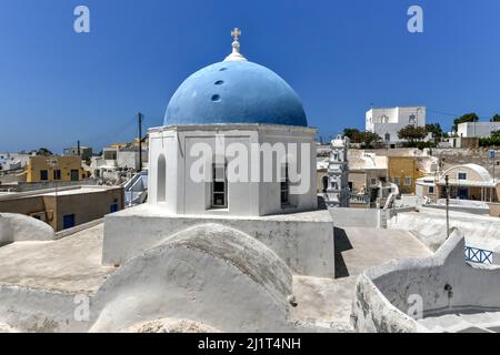 Ein Blick auf die blaue Kuppel der Panagia-Ton-Eisodion-Kirche im traditionellen Dorf Megalochori. Stockfoto