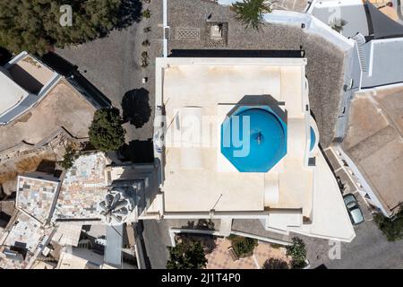 Blick auf die blaue Kuppel und den Glockenturm mit Uhr der Panagia-Ton-Eisodion-Kirche im traditionellen Dorf Megalochori. Stockfoto