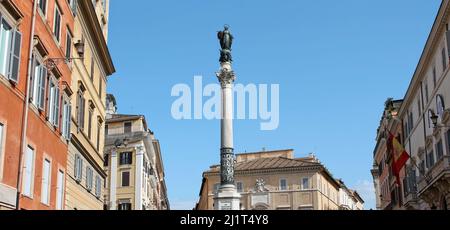 Eine vertikale Aufnahme der Säule der Unbefleckten Empfängnis gegen den blauen Himmel in hellem Sonnenlicht auf der Piazza Mignanelli, Rom, Italien Stockfoto