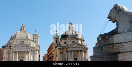 Panoramablick auf Santa Maria dei Miracoli, Santa Maria di Montesanto und den Brunnen der ägyptischen Löwen auf der Piazza del Popolo, Rom, Italien Stockfoto