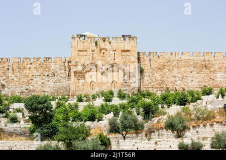 Das versiegelte Goldene Tor oder das Tor der Barmherzigkeit in den alten Mauern der historischen Altstadt von Jerusalem. Stockfoto